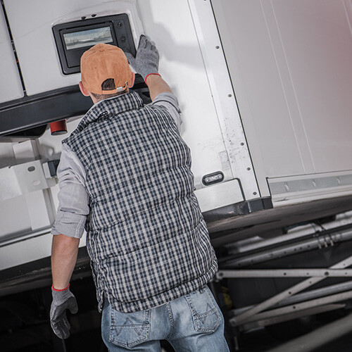 semi-truck-refrigerated-semitrailer-cargo-temperat-2023-11-27-05-04-29-utc